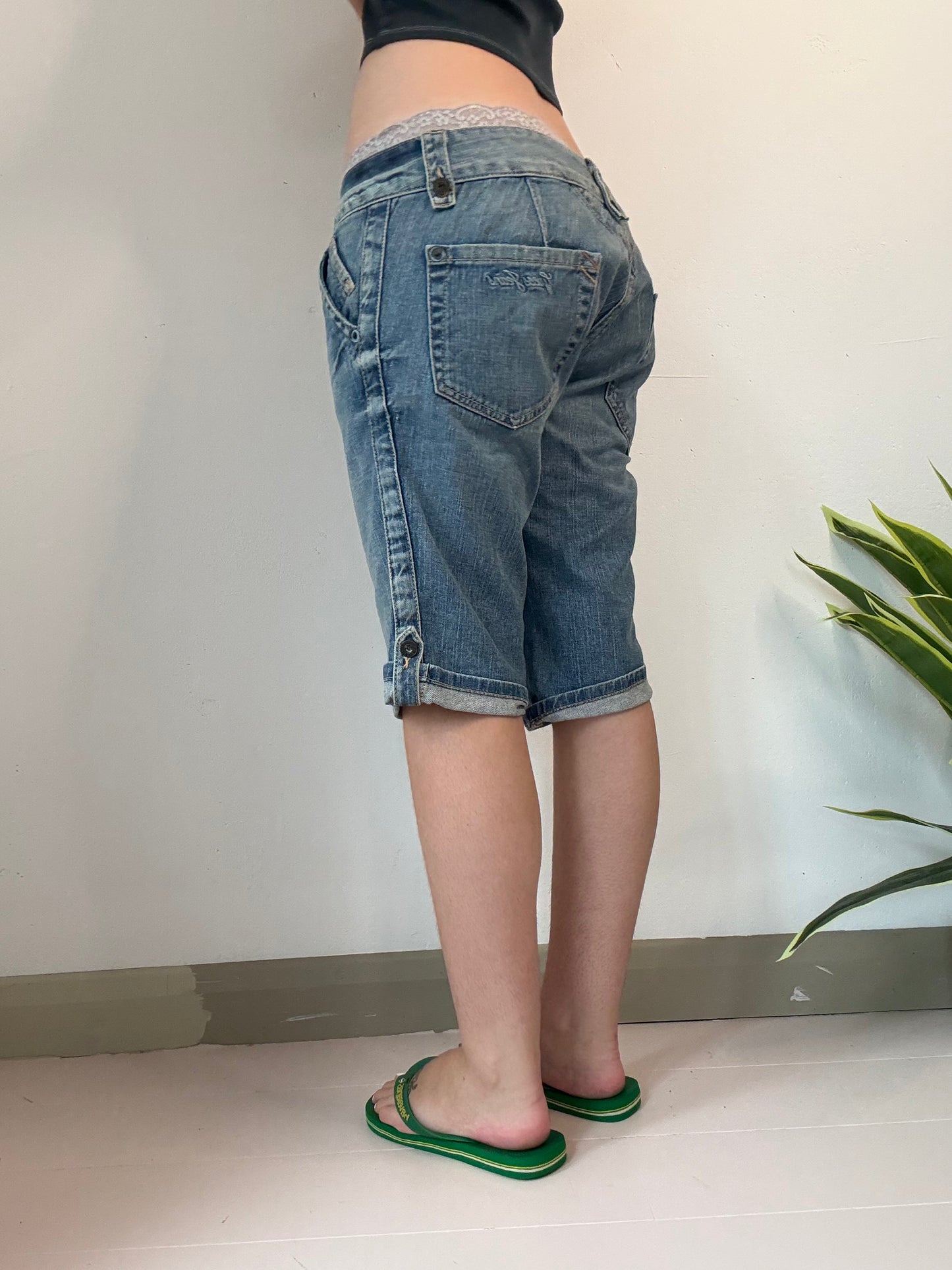 Vintage Guess low rise denim capris