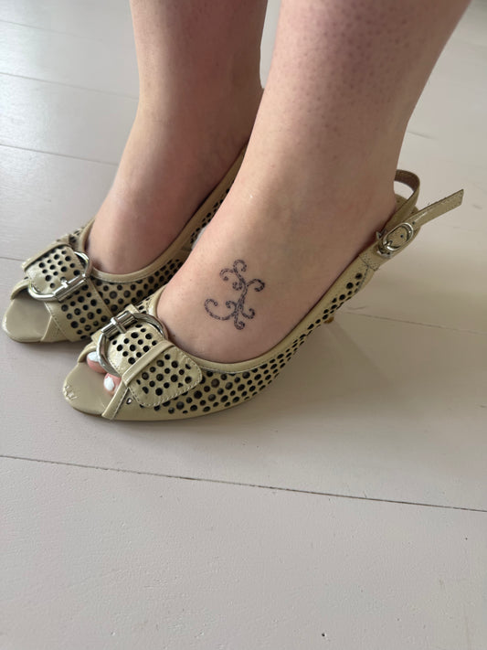 Vintage beige kitten heels with silver buckle